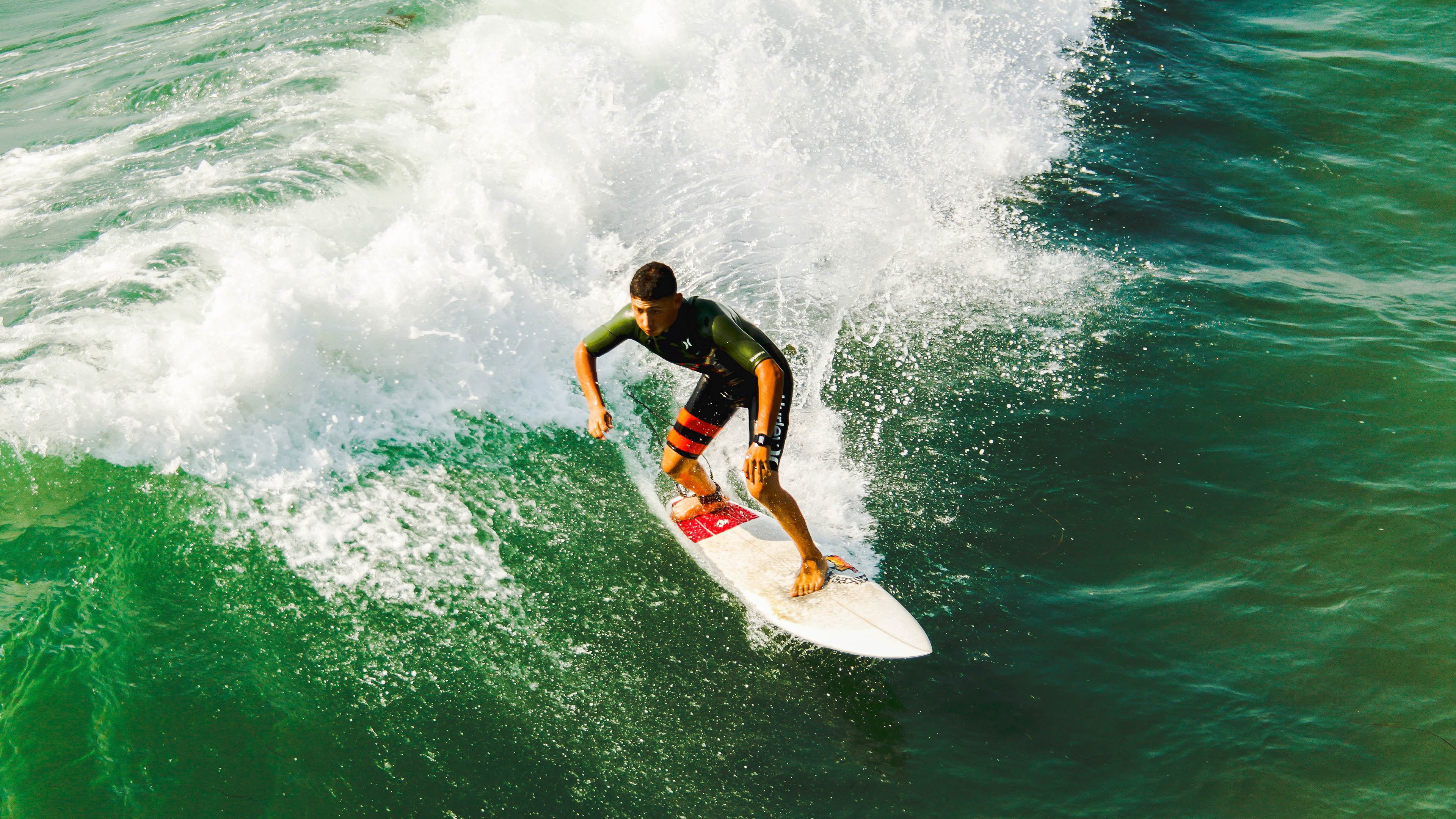 史上第一个在季后赛连续投中超远距离三分球的球员，中场超远三分球