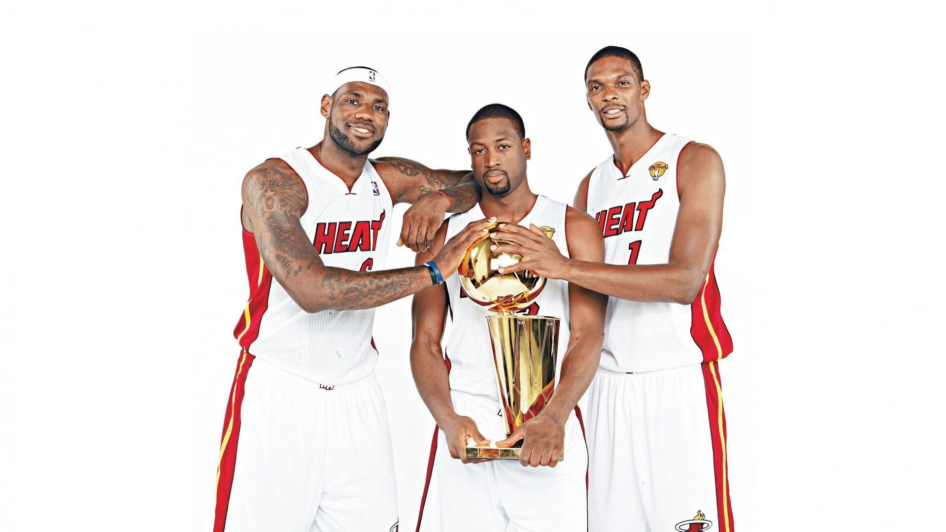 史上第一个在季后赛连续投中超远距离三分球的球员，中场超远三分球